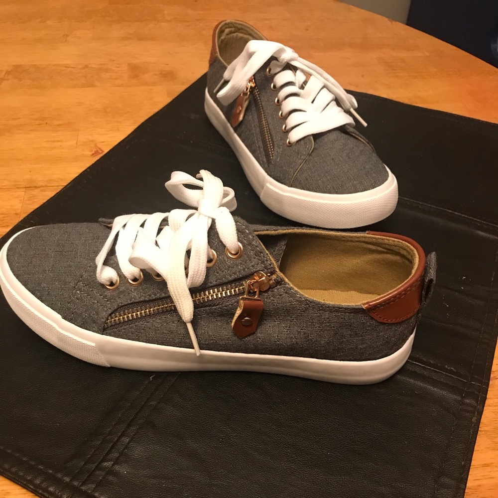 Twisted woman’s KIX Canvas lace up with decorative zipper size 6